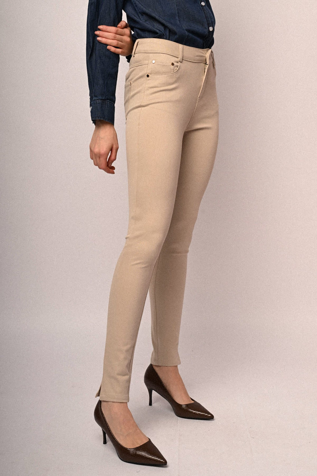 Pantalones ajustados de tela de dril