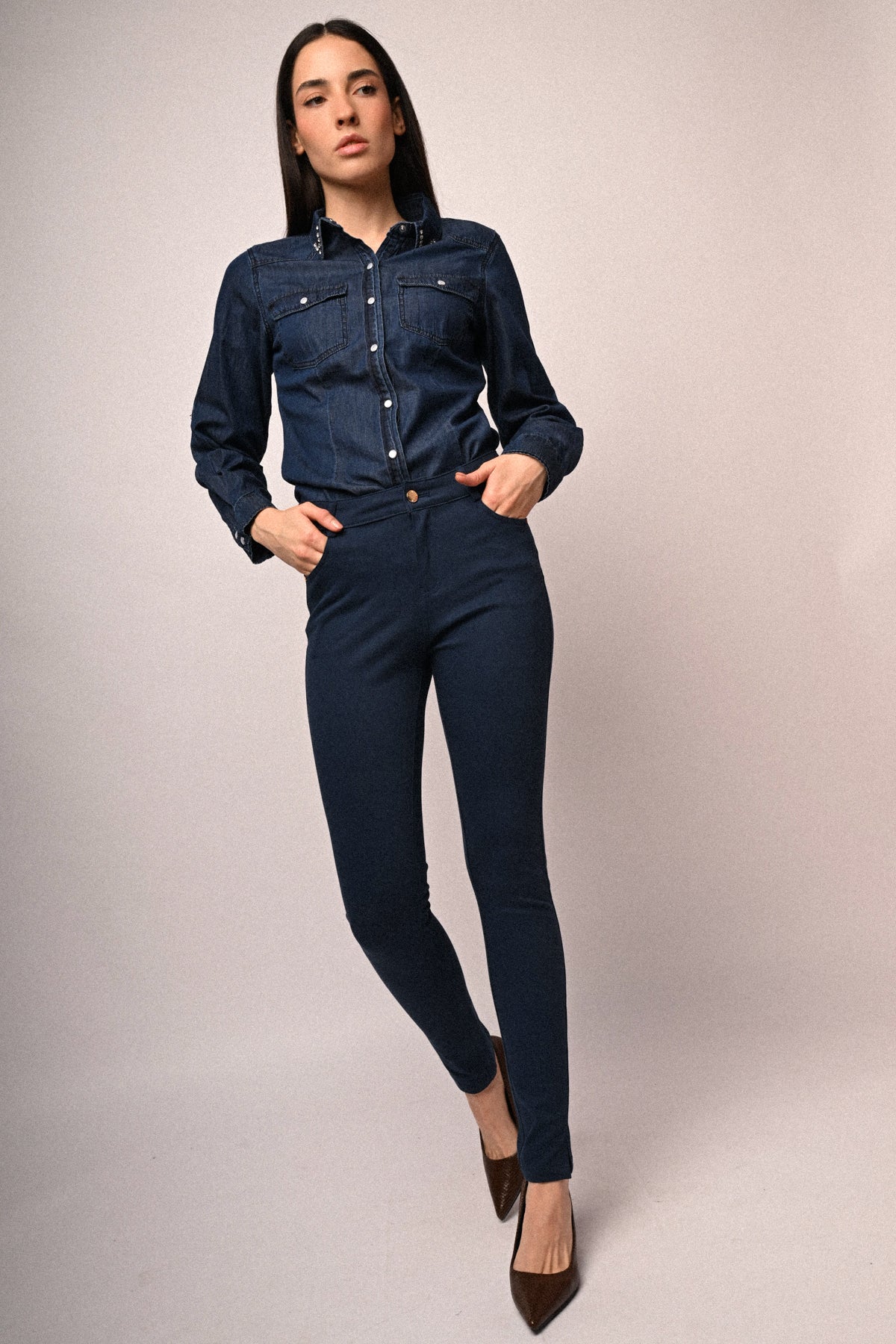 Pantalones ajustados de tela de dril