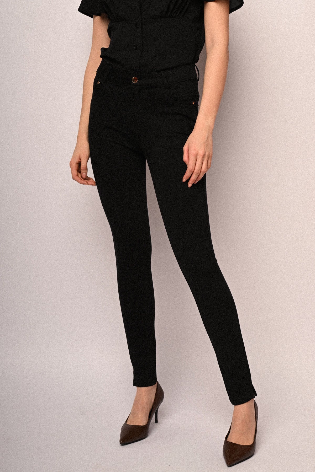 Pantalones ajustados de tela de dril